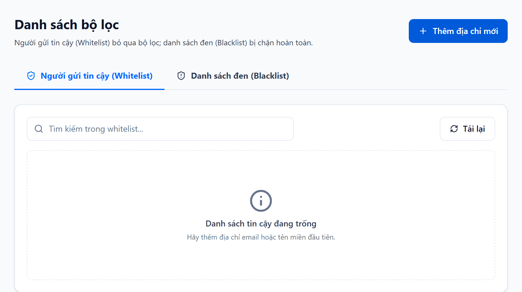 Trang Danh sách bộ lọc: nút Thêm địa chỉ mới ở góc phải, hai thẻ Người gửi tin cậy (Whitelist) và Danh sách đen (Blacklist), bảng ba cột Địa chỉ / Tên miền người gửi, Ghi chú và Hành động với nút xoá ở mỗi dòng